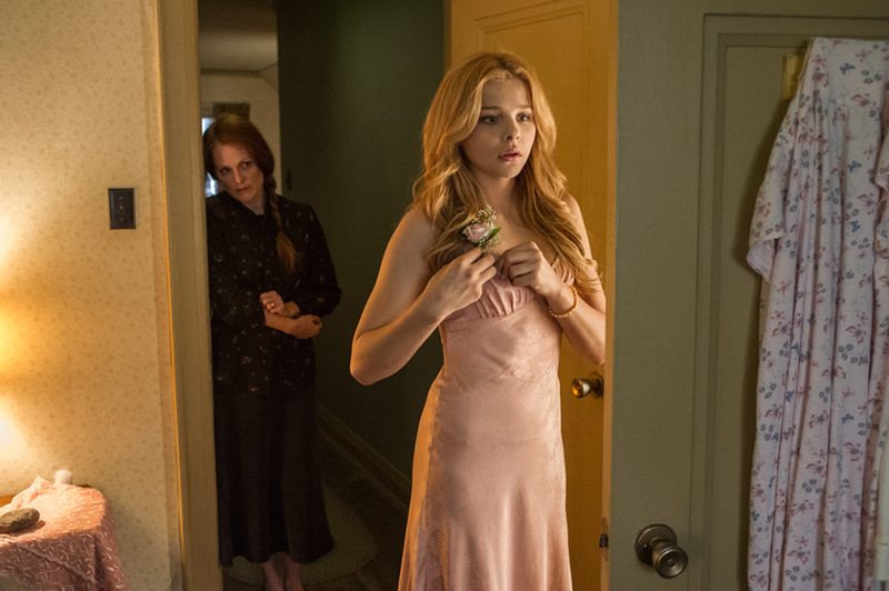 Illustration for article titled Carrie remake will make you terrified of β and for β Julianne Moore